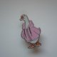 METALOWA EMALIOWANA PRZYPINKA PIN GĘŚ W RÓŻOWEJ BLUZIE