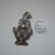 METALOWA EMALIOWANA PRZYPINKA PIN GĘŚ W RÓŻOWEJ BLUZIE