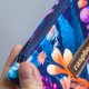 Etui na klucze z granatowego weluru w różowe i fioletowe kwiaty – handmade