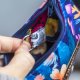 Etui na klucze z granatowego weluru w różowe i fioletowe kwiaty – handmade