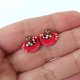 Świąteczne kolczyki pierniczek i kubek z gorącą czekoladą
