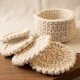 Elegancki Komplet Podkładek pod Kubek w Koszyczku – Rękodzieło Bawełniane Eko Boho