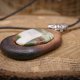 Wisiorek z drewna Gombe i agat biało-zielony – ręcznie rzeźbiony, artystyczne zdobienia, biżuteria z drewna, luxe wooden jewelry