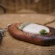 Wisiorek z drewna Gombe i agat biało-zielony – ręcznie rzeźbiony, artystyczne zdobienia, biżuteria z drewna, luxe wooden jewelry