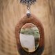 Wisiorek z drewna Gombe i agat biało-zielony – ręcznie rzeźbiony, artystyczne zdobienia, biżuteria z drewna, luxe wooden jewelry
