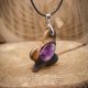 Wisiorek z drewna wiązu, wiąz i ametyst – ręcznie rzeźbiony, artystyczne zdobienia, biżuteria z drewna, luxe wooden jewelry