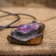 Wisiorek z drewna wiązu, wiąz i ametyst – ręcznie rzeźbiony, artystyczne zdobienia, biżuteria z drewna, luxe wooden jewelry