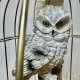 Magiczna złota klatka z sową LED na drewnianej podstawie – rękodzieło