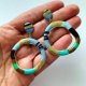 Kolorowe niebieskie kolczyki koła z glinki polimerowej