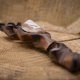Wisiorek z drewna lipy, lipa i krzemień pasiasty – ręcznie rzeźbiony, artystyczne zdobienia, biżuteria z drewna, luxe wooden jewelry
