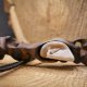 Wisiorek z drewna lipy, lipa i krzemień pasiasty – ręcznie rzeźbiony, artystyczne zdobienia, biżuteria z drewna, luxe wooden jewelry