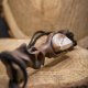 Wisiorek z drewna lipy, lipa i krzemień pasiasty – ręcznie rzeźbiony, artystyczne zdobienia, biżuteria z drewna, luxe wooden jewelry