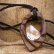 Wisiorek z drewna orzecha, kwarc aura – ręcznie rzeźbiony, artystyczne zdobienia, biżuteria z drewna, luxe wooden jewelry