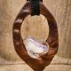 Wisiorek z drewna orzecha, kwarc aura – ręcznie rzeźbiony, artystyczne zdobienia, biżuteria z drewna, luxe wooden jewelry