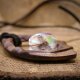 Wisiorek z drewna orzecha, kwarc aura – ręcznie rzeźbiony, artystyczne zdobienia, biżuteria z drewna, luxe wooden jewelry