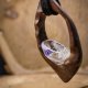 Wisiorek z drewna orzecha, kwarc aura – ręcznie rzeźbiony, artystyczne zdobienia, biżuteria z drewna, luxe wooden jewelry