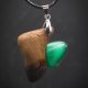 Wisiorek z drewna orzecha, zielony uleksyt – ręcznie rzeźbiony, artystyczne zdobienia, biżuteria z drewna, luxe wooden jewelry