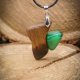 Wisiorek z drewna orzecha, zielony uleksyt – ręcznie rzeźbiony, artystyczne zdobienia, biżuteria z drewna, luxe wooden jewelry