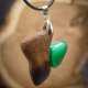 Wisiorek z drewna orzecha, zielony uleksyt – ręcznie rzeźbiony, artystyczne zdobienia, biżuteria z drewna, luxe wooden jewelry
