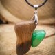 Wisiorek z drewna orzecha, zielony uleksyt – ręcznie rzeźbiony, artystyczne zdobienia, biżuteria z drewna, luxe wooden jewelry