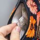 Etui na klucze z czarnego weluru w kolorowe kwiaty – handmade