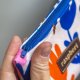 Etui na klucze z jasnego weluru – minimalistyczne kwiaty | Handmade