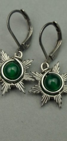 Małe kolczyki słoneczka zielony onyks, wire wrapping, stal chirurgiczna