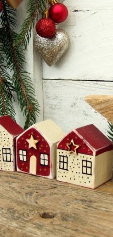 Zestaw domków do świątecznej dekoracji, bordowo-waniliowe