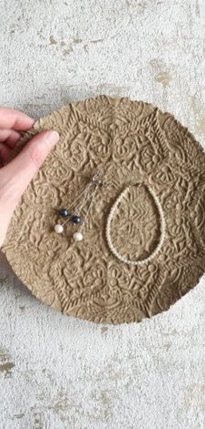 Ekologiczna podstawka na biżuterię - z papieru z recyklingu