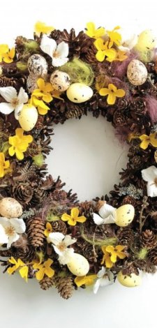 Wiosenny wianek, żółte kwiaty, gniazdo, wielkanocny wianek