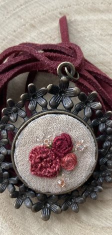 wisiorek róże na rzemyku