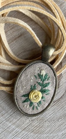 wisiorek żółta róża