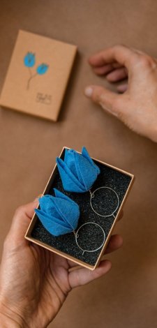 Kwiaty na prezent dla kobiety - niebieskie kolczyki TULIPANY premium