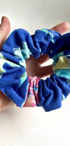 Delikatna niebieska gumka do włosów na lato - CHABROWA - scrunchie
