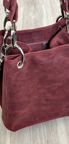 Czerwona skórzana torebka damska .