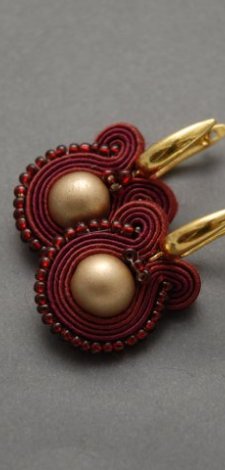 bordowe kolczyki sutasz