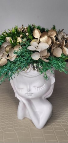 Doniczka Dziewczynka z mchem i kwiatami