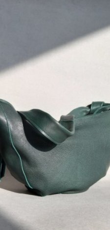 Zielona miękka skórzana listonoszka