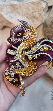 Wyjątkowa Broszka Smok – Fantazyjna Biżuteria z Haftem i Kryształami