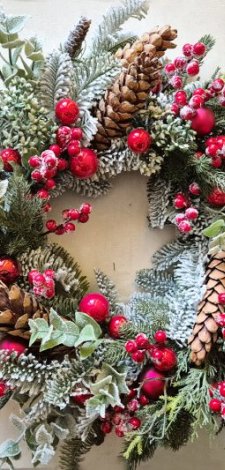 Duży ośnieżony wianek