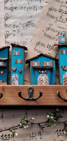 Wieszak z turkusowymi domkami no 1