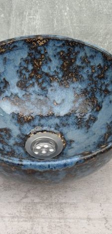 Niebieska ceramiczna umywalka nablatowa – ręcznie szkliwiona, rustykalna misa łazienkowa