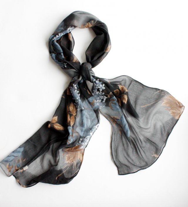 Kwiatowy zwiewny szal