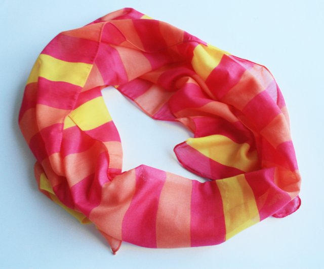 Zwiewny kolorowy szal