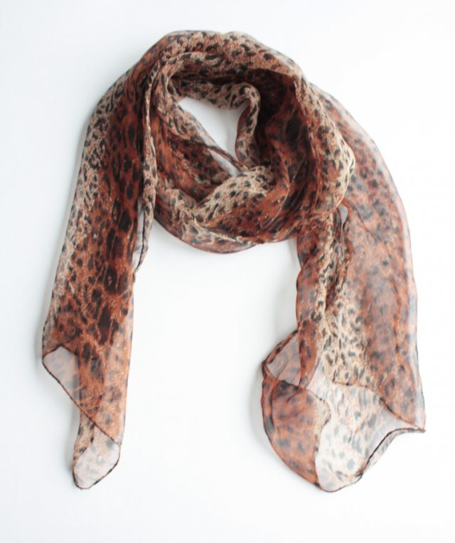 Zwiewny panterkowy szal