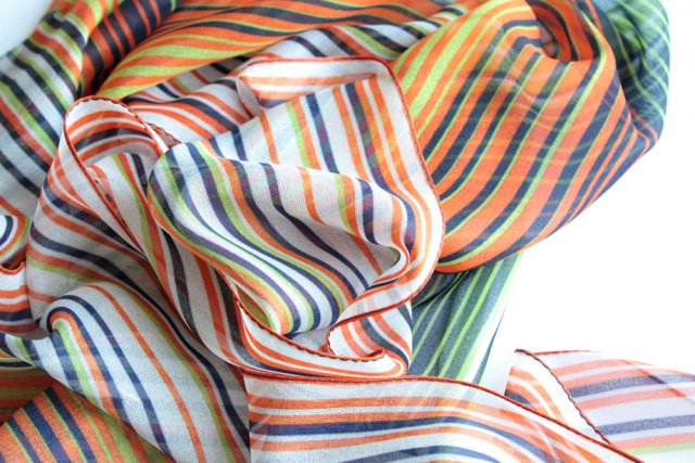 Zwiewny szal vintage w prążki