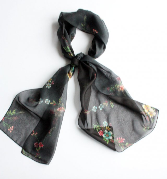 Zwiewny kwiatowy szal