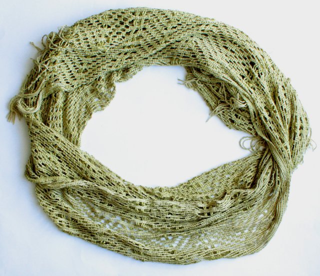 Oliwkowy ażurowy szal