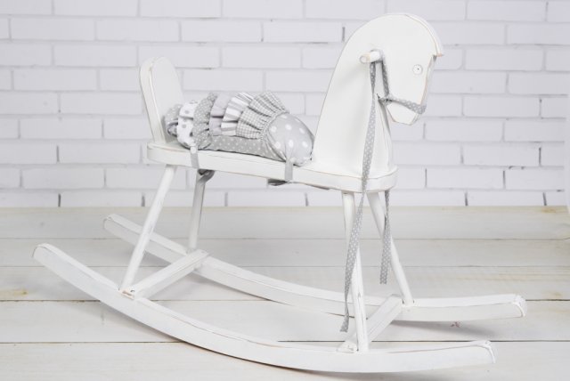 Drewniany konik na biegunach