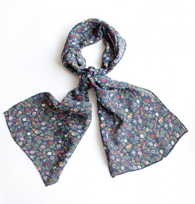 Zwiewny kwiatowy szal